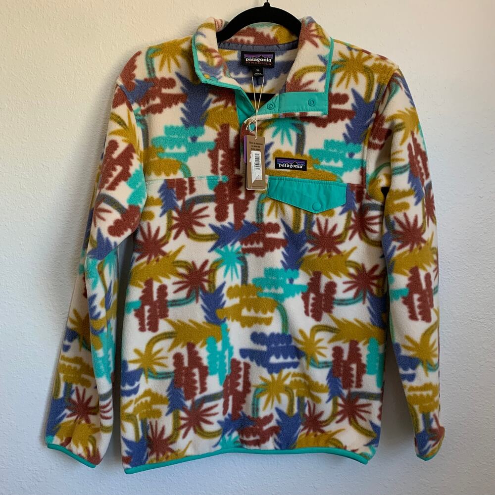 NWT Patagonia Women's Lightweight Synchilla Snap-T Fleece Pullover in Tree Print